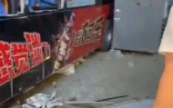 沈阳一公交车失控冲向路边致2死16伤，当地通报：司机避让行人操作不当引发事故