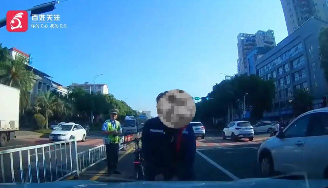 两车剐蹭后，一车主竟当交警面对车头小便泄愤