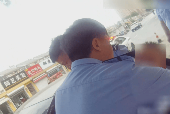 八个月婴儿高温被困车内一小时，灌云民警化险为夷